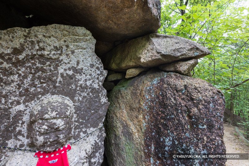甲山八十八ヶ所の石仏に見られる割石
