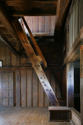 丸岡城の階段