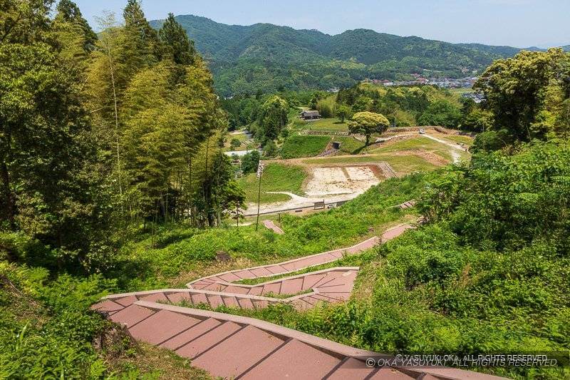 月山富田城七曲り道から見下ろす山中御殿平