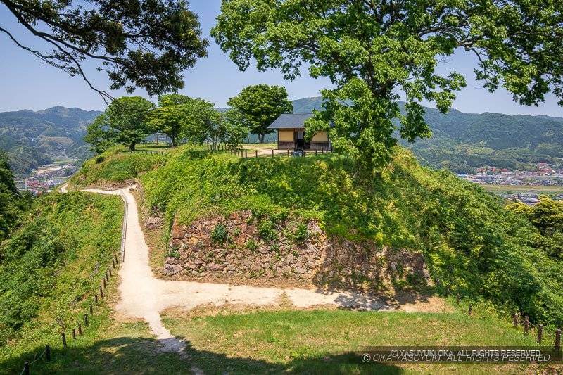 月山富田城本丸跡から二の丸跡・堀切