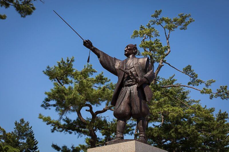 堀尾吉晴の銅像