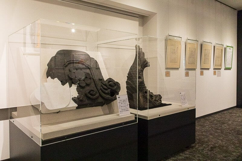 尼崎市立歴史博物館収蔵の尼崎城鬼瓦と鯱