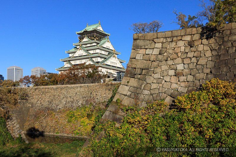 大阪城西の丸から本丸空堀と石垣を添えて