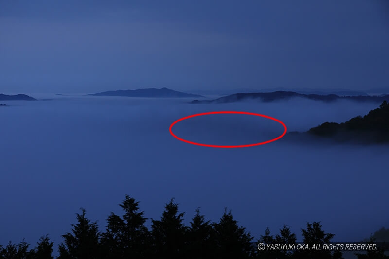 雲海に隠れた備中松山城