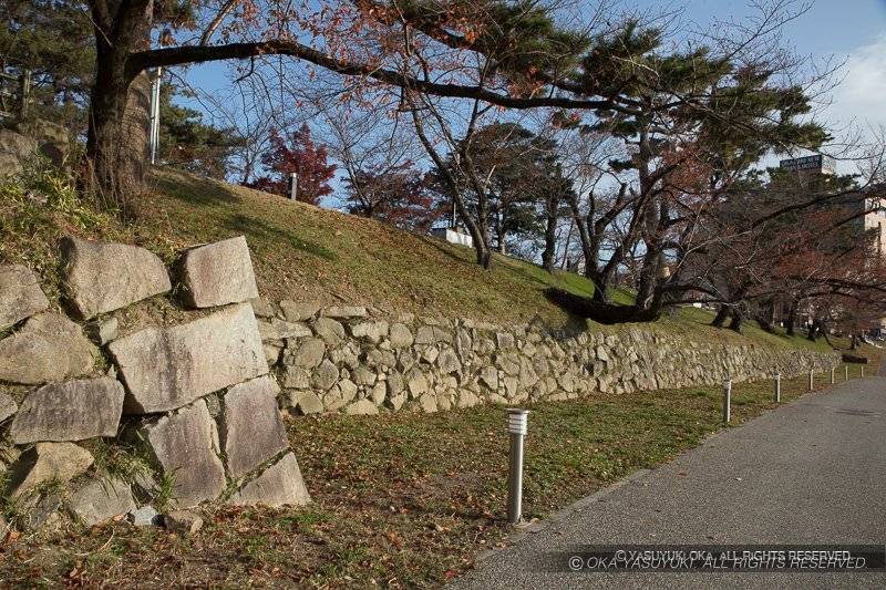 岡崎城の菅生川端石垣の横矢枡形