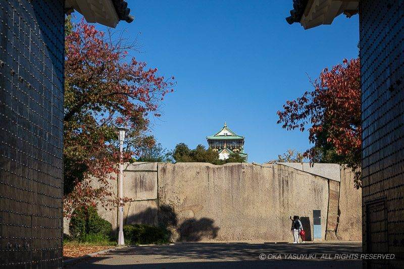 桜門から蛸石を天守