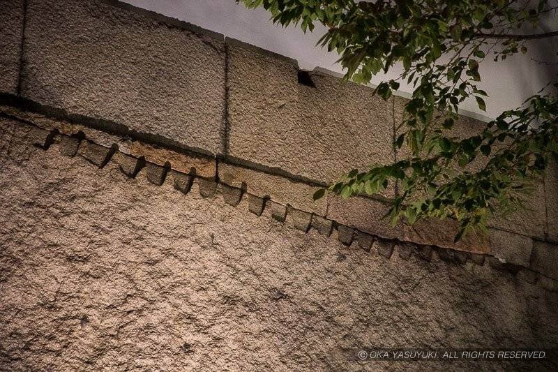 大阪城の巨石に見られる矢穴