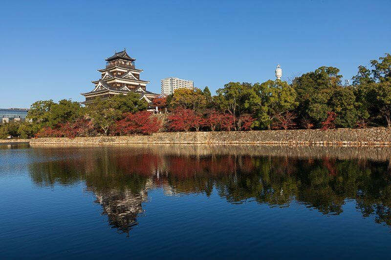 内堀から見る広島城天守