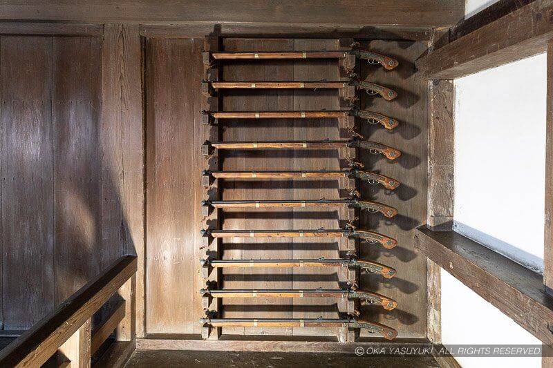 姫路城ロの渡櫓武具掛けに設置された火縄銃