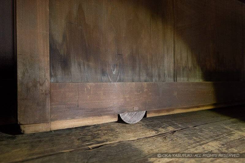 姫路城ロの渡櫓、戸に木製の車輪