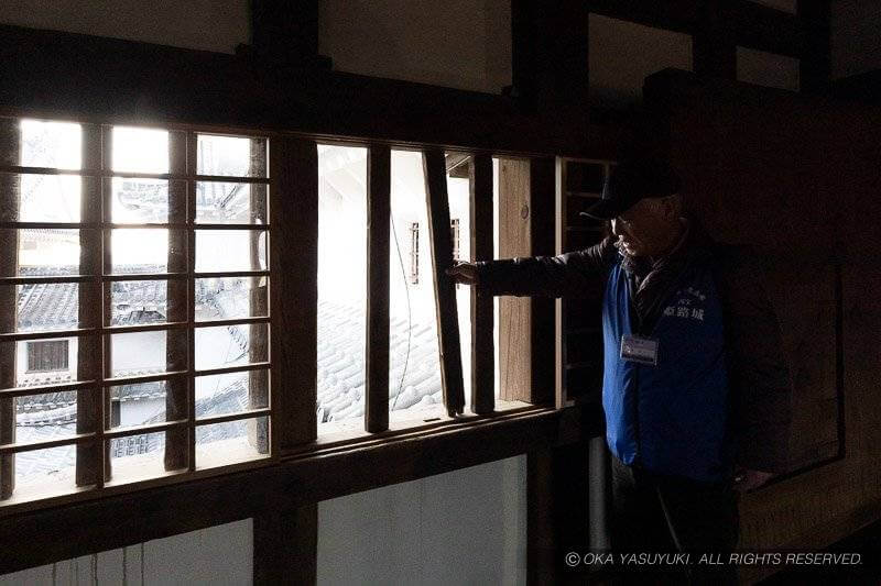 姫路城ロの渡櫓取り外し可能な木格子窓