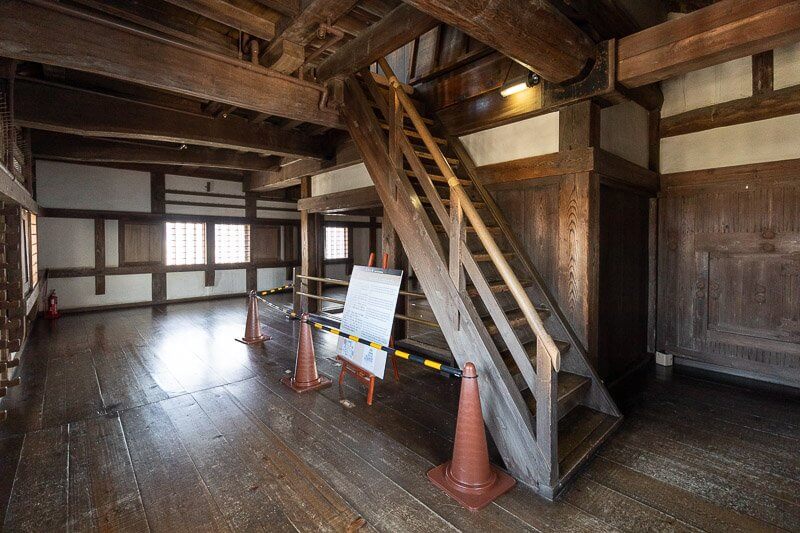姫路城乾小天守２階から３階への階段