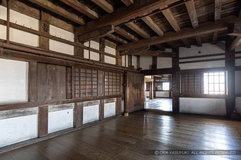 姫路城ロの渡櫓２階・乾小天守の扉
