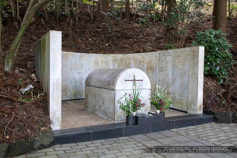 大友宗麟のキリスト教式の墓碑