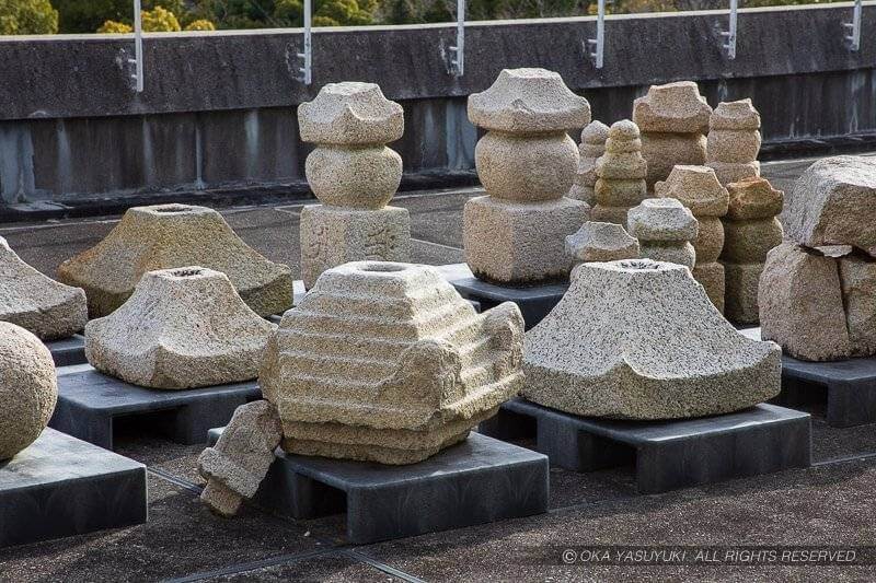兵庫城石垣に使用されていた墓石など転用石