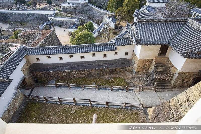 姫路城ハの渡櫓１階から水三門を見る