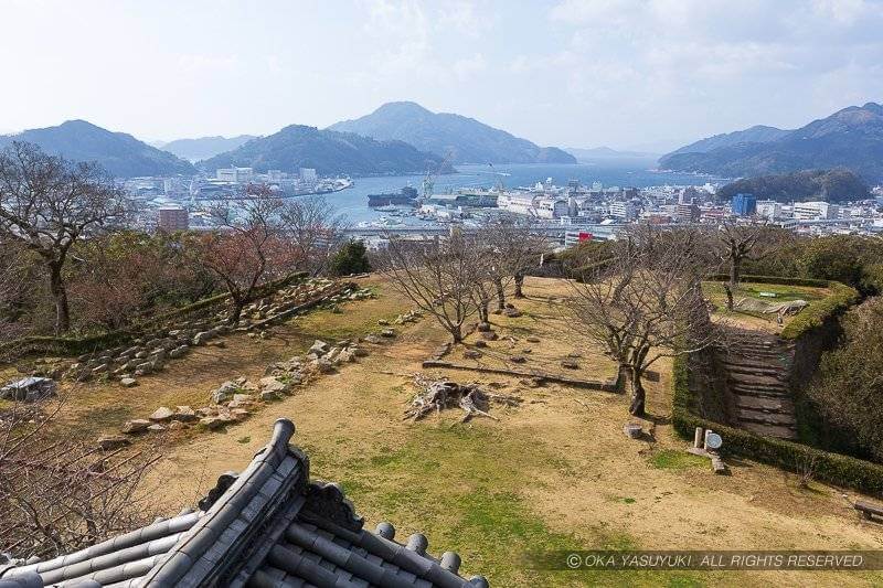 宇和島城天守最上階から宇和海を望む