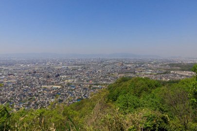 飯盛山城曲輪Ⅵなら北西を望む