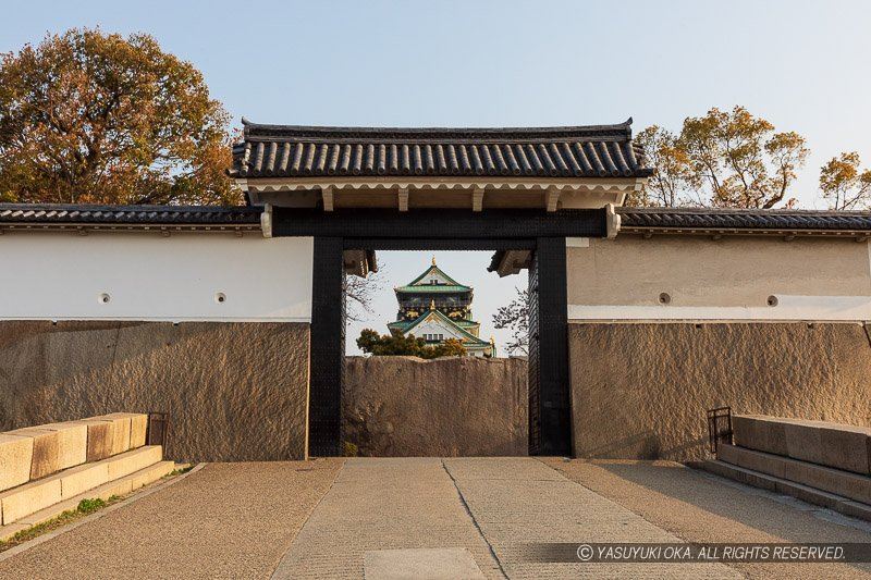 大阪城蛸石と天守に桜門を添えて