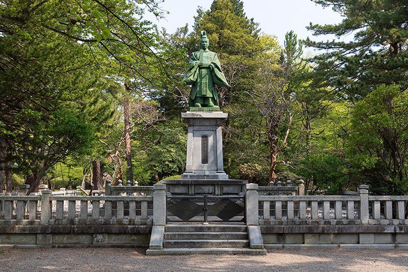 久保田城本丸跡にある最後の藩主、佐竹義堯の銅像