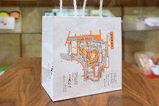 「天たつ」の紙袋は福井城の縄張図