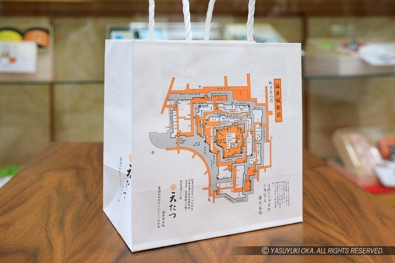 「天たつ」の紙袋は福井城の縄張図