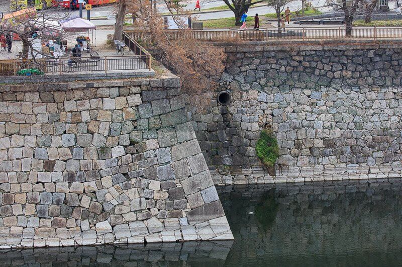 大阪城南外堀の公園用水の注入口