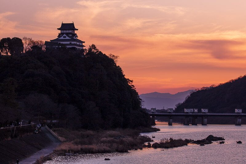 木曽川と犬山城の夕暮れ