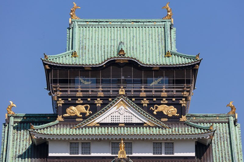 大阪城天守閣最上階の唐破風、伏虎や舞鶴