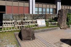 福井市役所前の二の丸石垣の刻印石