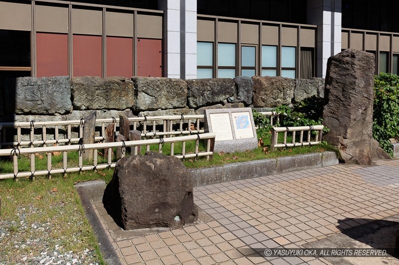 福井市役所前の二の丸石垣の刻印石