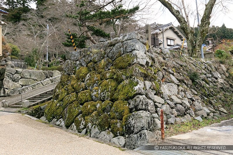 秋山陣屋の春日門跡