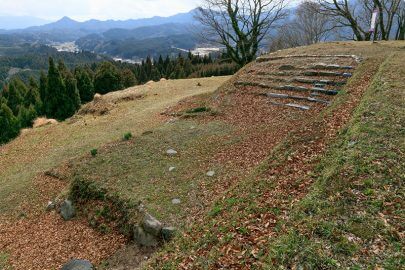 宇陀松山城：本丸虎口から天守郭を望む