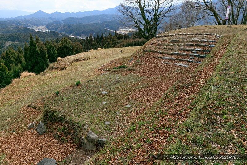 宇陀松山城：本丸虎口から天守郭を望む