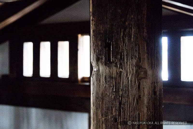 松本城天守の柱にロープをかけて傾きを治した跡