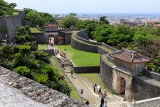 首里城の緩やかな曲線を描く城壁とアーチ式門