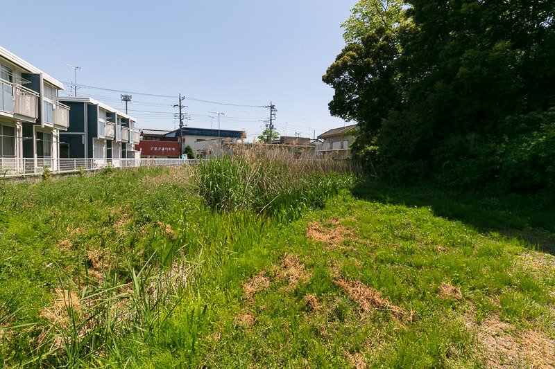 忍諏訪神社北側の土塁と堀跡