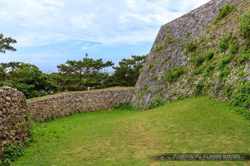 座喜味城二の郭の罠・誘導路