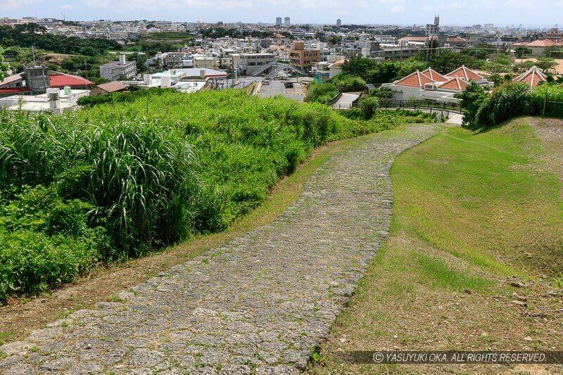 首里城までの石畳道が発掘整備されている