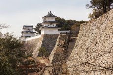 明石城二の丸石垣と巽櫓（手前）と坤櫓（奥）