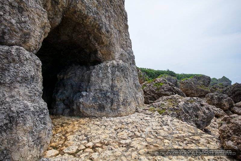 具志川城の火ふき穴(海側)