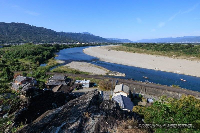川島城 本丸跡「岩の鼻」から望む吉野川