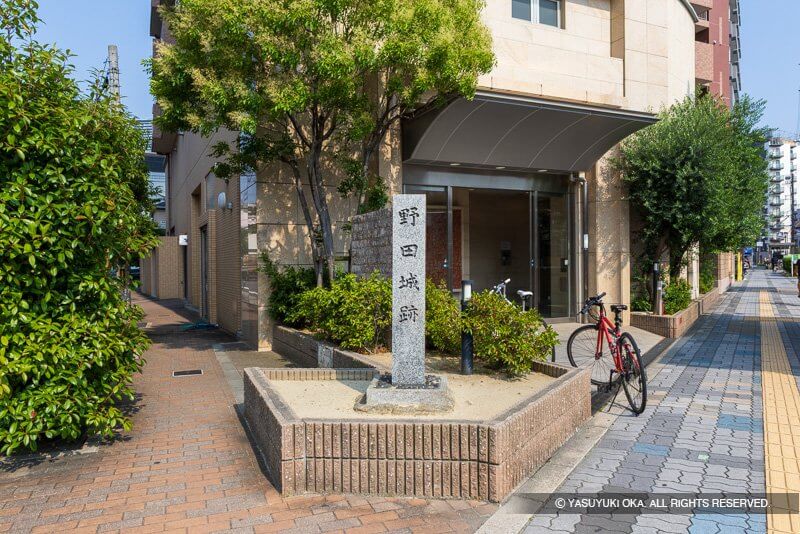 玉川駅前の野田城石碑
