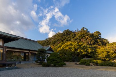 旧徳島城表御殿庭園から城山を望む