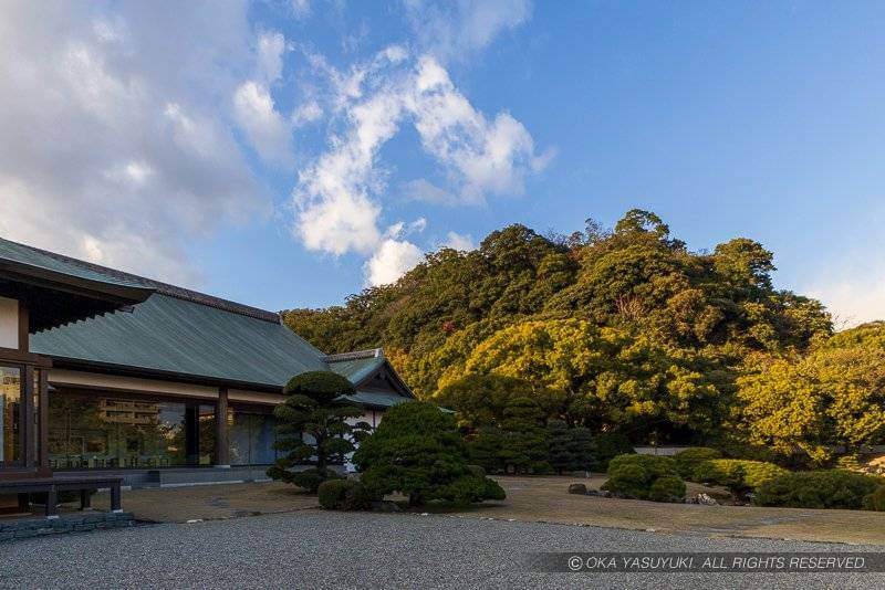 旧徳島城表御殿庭園から城山を望む