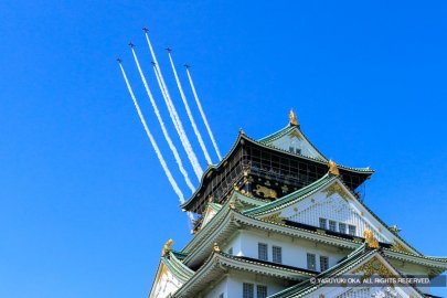 万博記念ブルーインパルスと大阪城