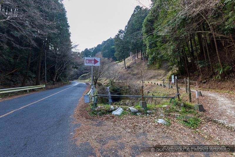 「百間石垣」近くの林道路肩スペース