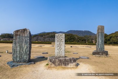 大宰府正殿跡に建つ3本の石碑