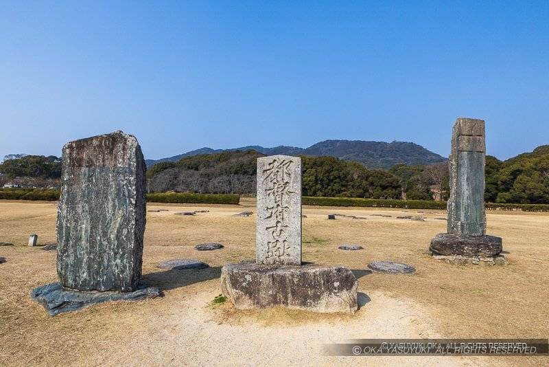 大宰府正殿跡に建つ3本の石碑