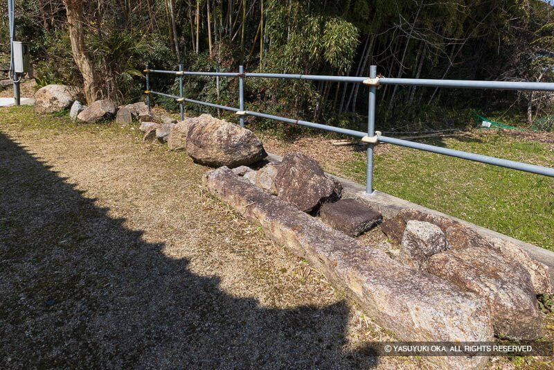 大念寺の境内に残る残石
